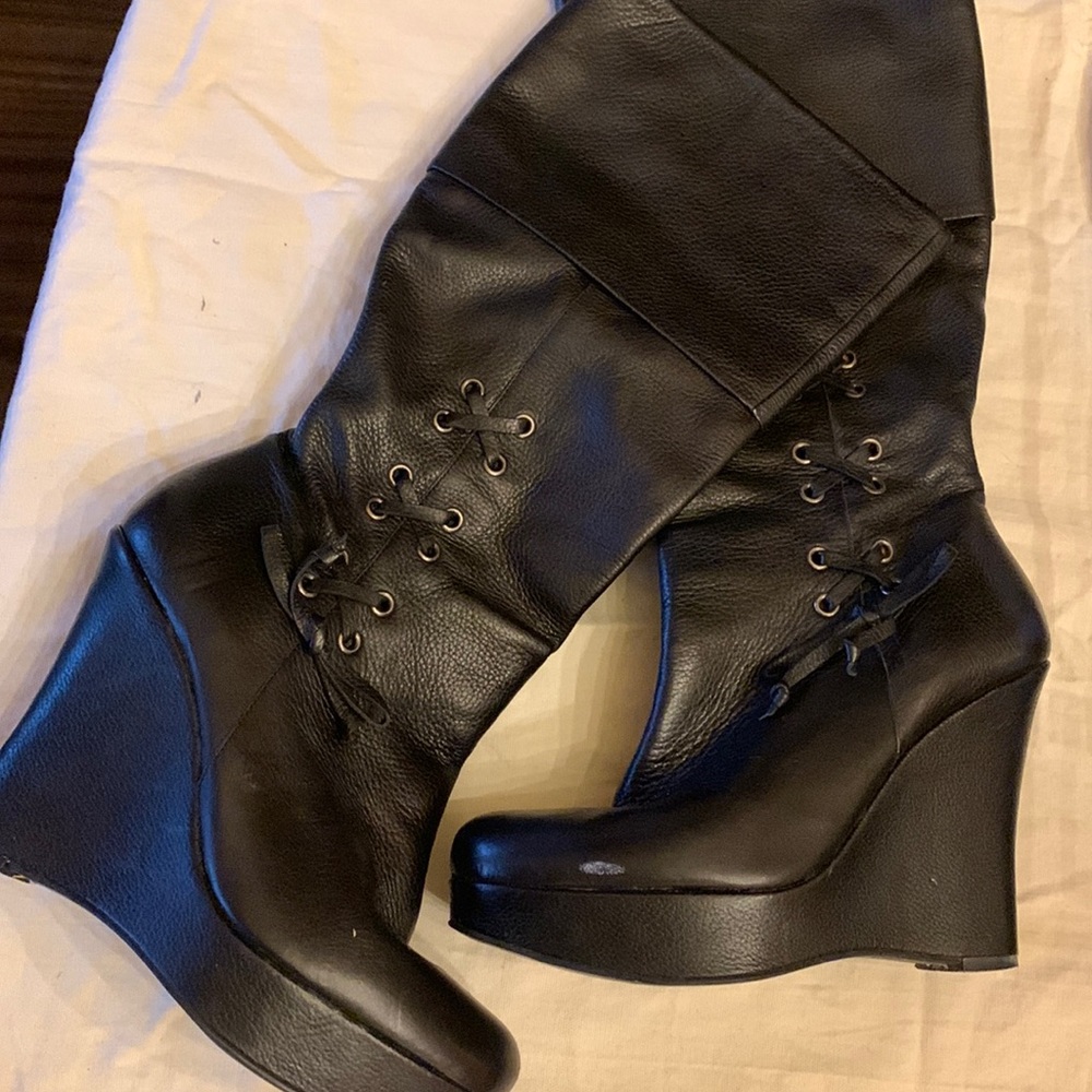 Vince Camuto black leather platform wedge boots with gold over top size 9